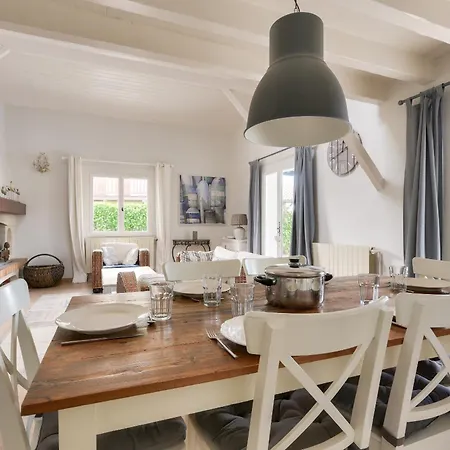 Holiday home Charmante Maison Avec Piscine A Andernos-les-Bains
